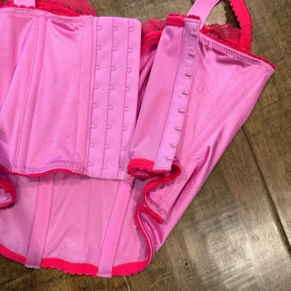 SKIMS Vibrant Pink Lace Bra - Picture 3 of 6